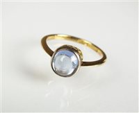 Lot 143 - A cabochon sapphire ring