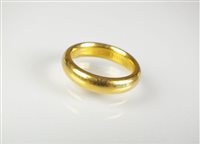 Lot 154 - A 22ct gold band