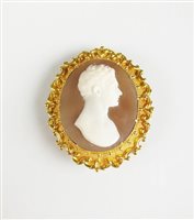 Lot 229 - A shell cameo brooch