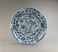 Lot 81 - A large Chinese blue and white dish