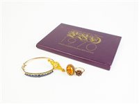 Lot 28 - A collection of jewellery and coins
