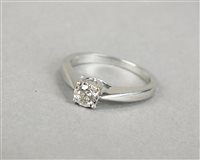 Lot 35 - A single stone diamond ring