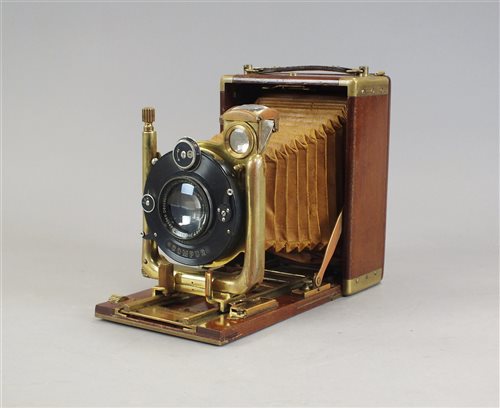 Lot 176 - A German teak and brass half plate bellows camera