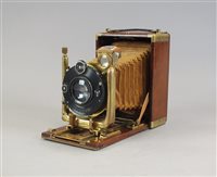 Lot 176 - A German teak and brass half plate bellows camera