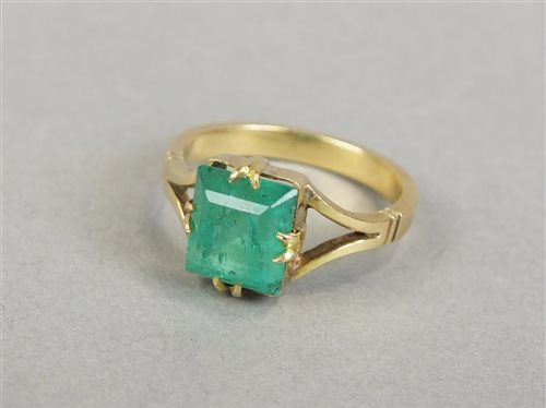 Lot 53 - A single stone emerald ring