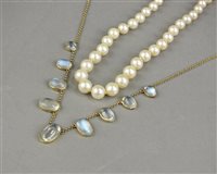 Lot 49 - A graduated moonstone necklace