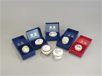 Lot 149 - Sixteen Halcyon Days pill boxes and three other porcelain pill boxes