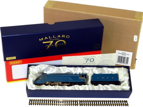 Lot 232 - Hornby (China) R2688 Sir Nigel Gresley 70th anniversary limited edition