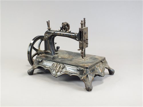 Lot 184 - An Atlas sewing machine