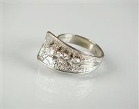 Lot 61 - An 18ct gold three stone diamond ring