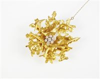 Lot 253 - A diamond set brooch