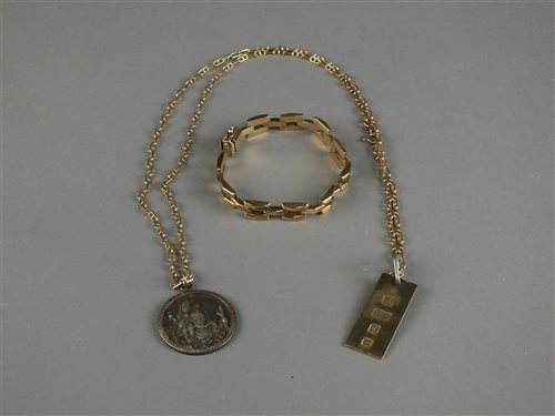 Lot 1 - A 9ct gold bracelet and ingot