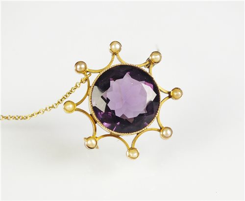 Lot 71 - An amethyst and seed pearl brooch