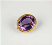 Lot 184 - An amethyst brooch