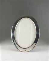 Lot 95 - A silver oval frame