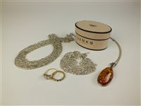 Lot 122 - A small collection of jewellery