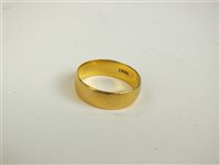 Lot 113 - A yellow metal wedding band