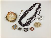 Lot 109 - A collection of jewellery