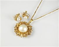 Lot 162 - A Mabe pearl pendant on chain