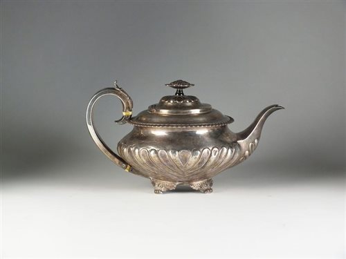 Lot 25 - An early 19th century silver teapot