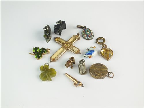 Lot 72 - A collection of twelve charms/pendants