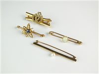 Lot 126 - A collection of four brooches