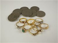 Lot 121 - A collection of jewellery and coins