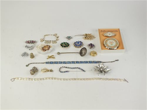 Lot 9 - A collection of costume jewellery