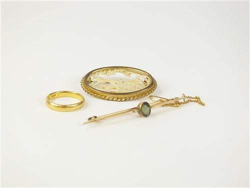 Lot 4 - A gold band and two brooches
