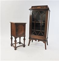 Lot 242 - An Edwardian mahogany and satinwood crossbanded and inlaid display cabinet