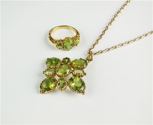 Lot 48 - A 9ct gold peridot ring and pendant