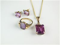 Lot 112 - A suite of jewellery