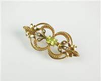 Lot 123 - An early 20th century style 9ct gold peridot and seed pearl brooch