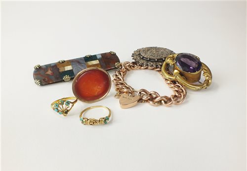Lot 2 - A collection of jewellery