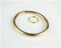 Lot 101 - A gold bangle and ring