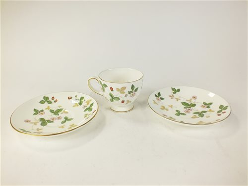 Lot 83 - A Wedgwood 'Wild Strawberry' tea service