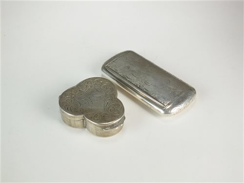 Lot 39 - A silver pill box and snuff box