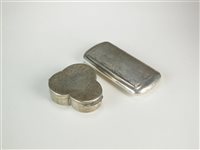 Lot 39 - A silver pill box and snuff box