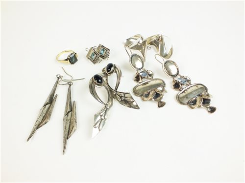 Lot 23 - Collection of earrings and jewellery