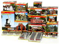 Lot 302 - Hornby (China) Skaledale Buildings (19)