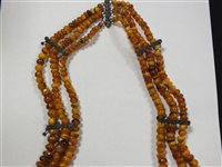 Lot 26 - An amber necklace