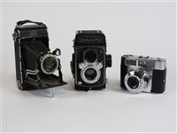 Lot 199 - A collection of cameras and accessories