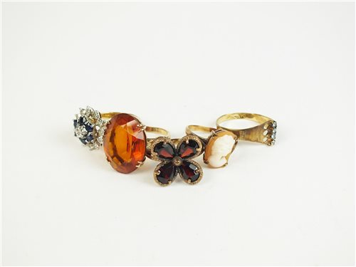 Lot 33 - Five stone set rings