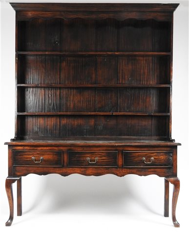Lot 249 - A reproduction oak dresser