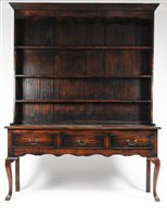 Lot 249 - A reproduction oak dresser