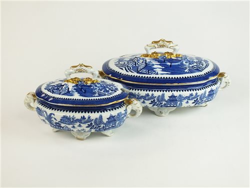 Lot 122 - Quantity of Royal Worcester 'Willow Pattern' dinnerware