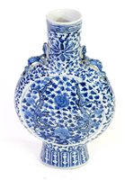 Lot 271 - A Chinese blue and white porcelain moon flask, Qing dynasty