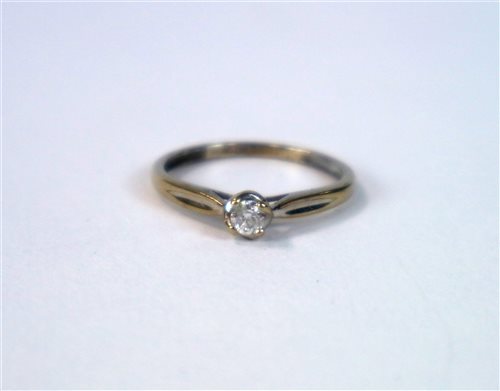 Lot 17 - A single stone diamond ring
