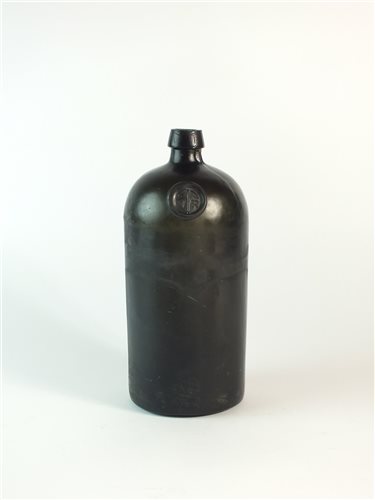 Lot 8 - A sealed VR cylinder glass bottle