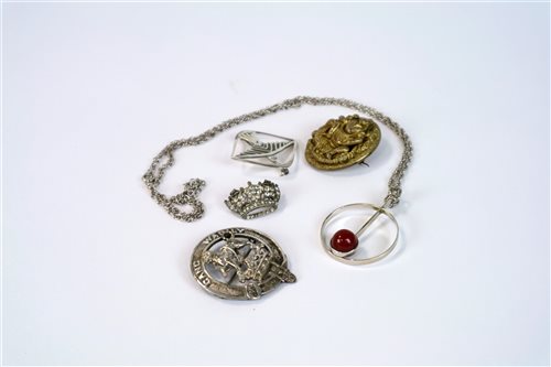 Lot 14 - A collection of costume jewellery